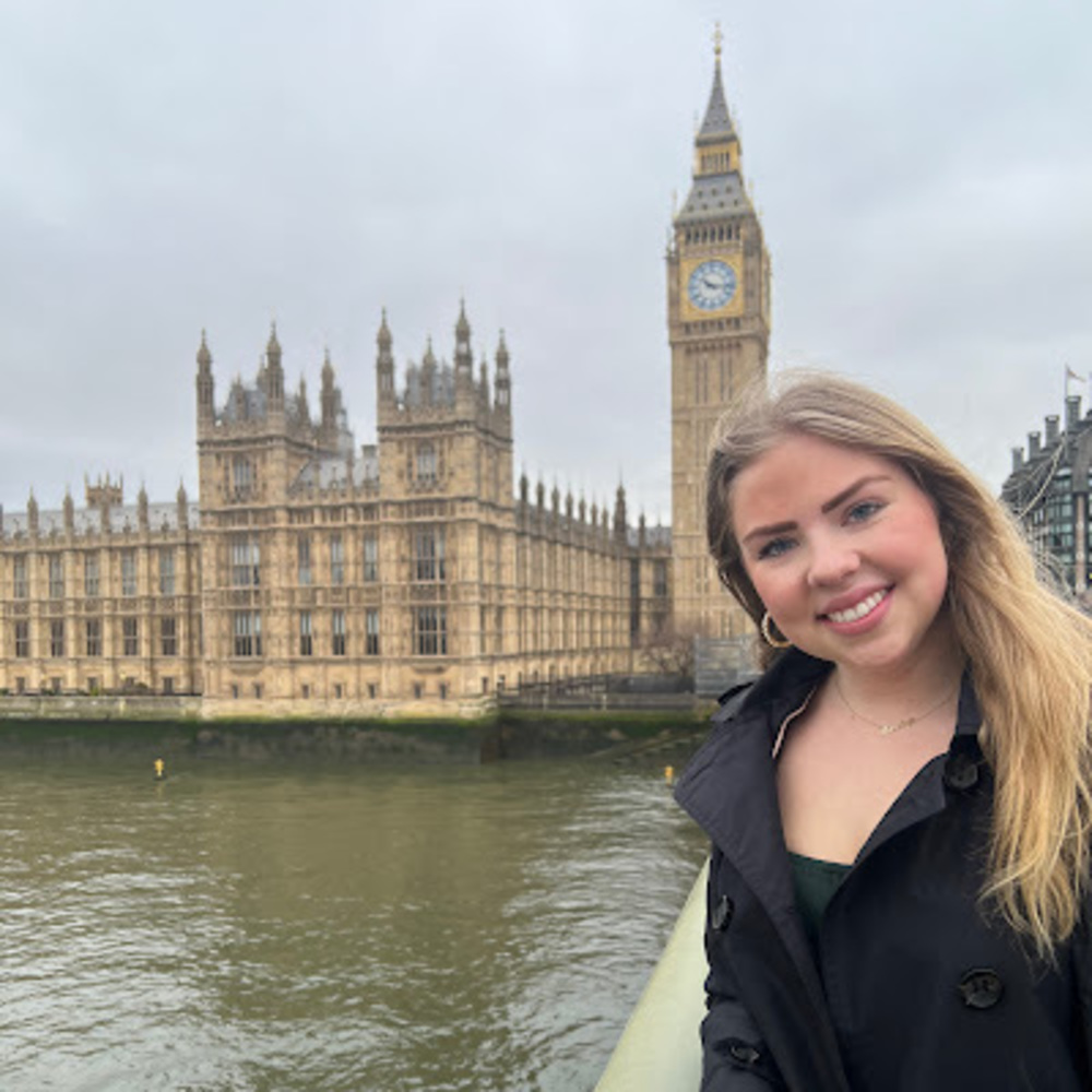 Meet your Posher, Ainsley